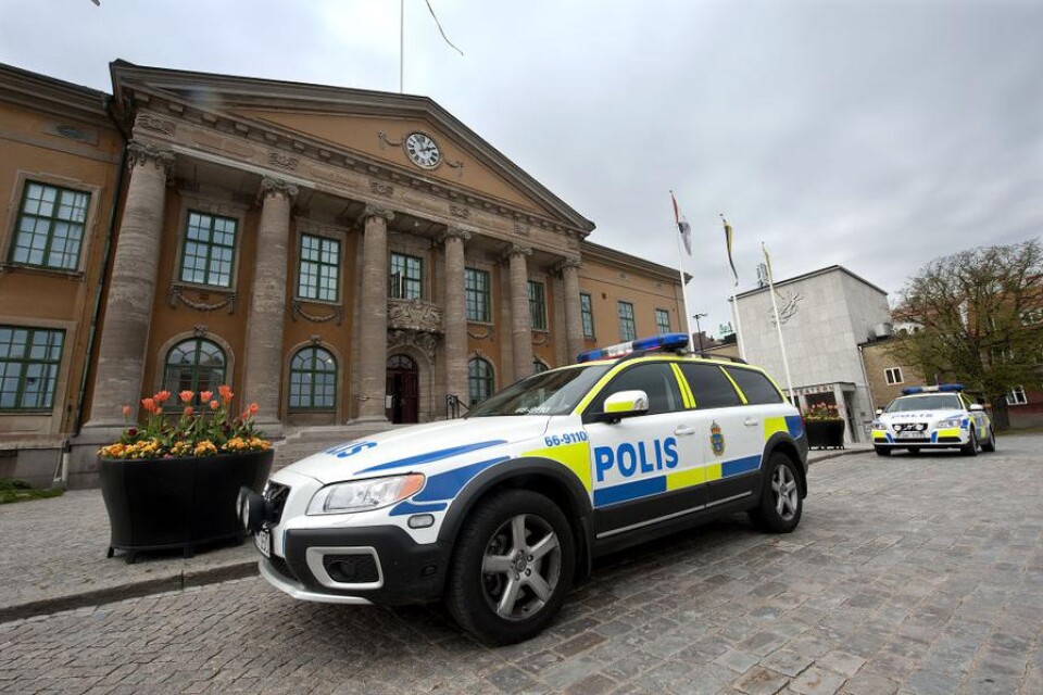 POLISBEVAKNING VID RÄTTEGÅNG. Bråket på en restaurang i Ronneby och misstankarna om försök till utpressning togs i går upp i tingsrätten i Karlskrona.