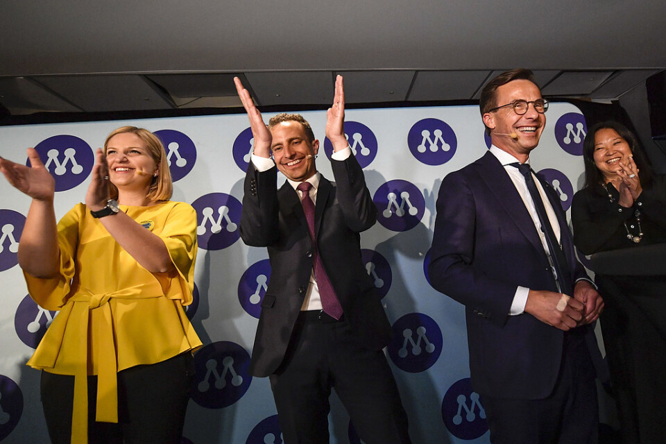 Arba Kokalari, Tomas Tobé och Ulf Kristersson är nöjda efter det preliminära valresultatet under Moderaternas valvaka på Clarion Sign Hotell.