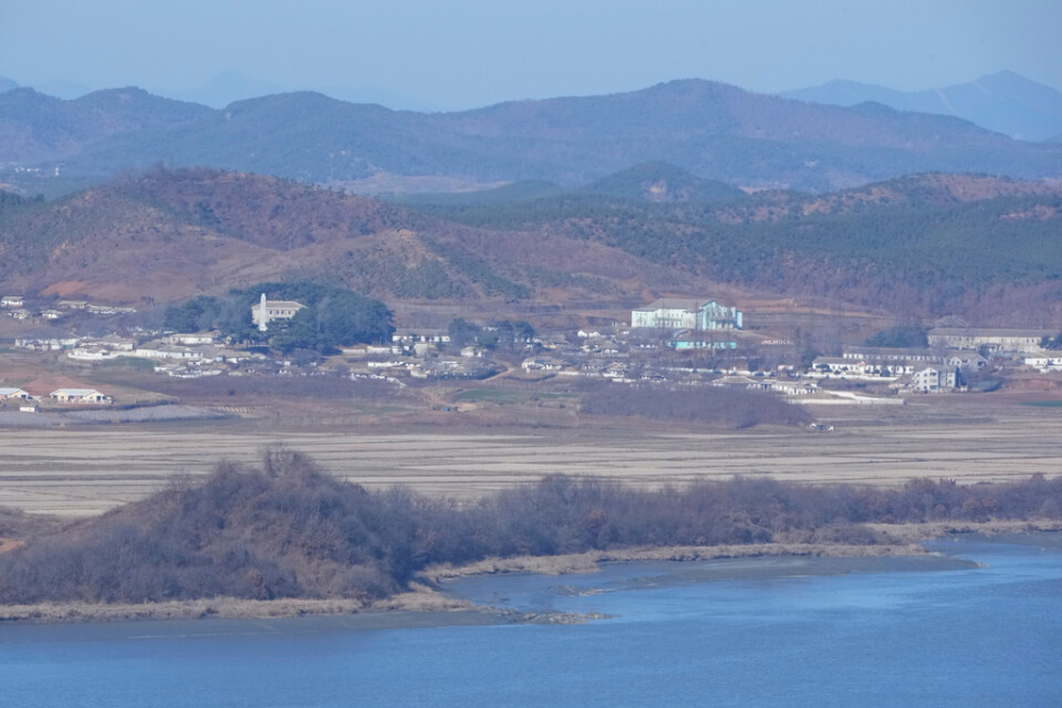 Nordkoreanska Kaepoong ses från Paju i Sydkorea den 2 december.