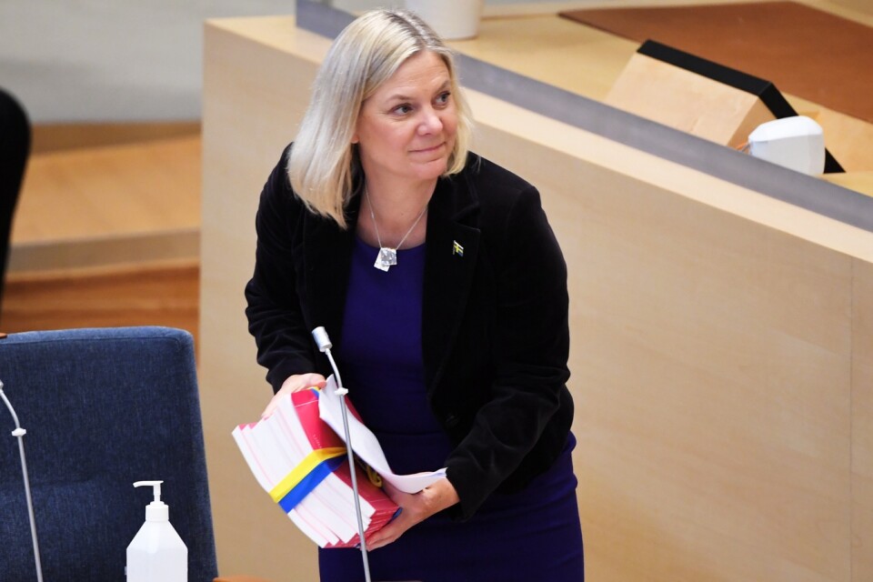 Magdalena Andersson, då finansminister, med regeringens budgetförslag hösten 2021. Ett förslag som röstades ner och som regeringen inte fick regera på.