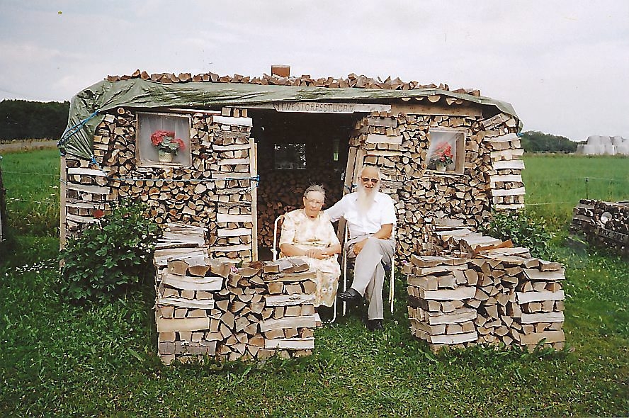 Ruben och Astrid Axelson sitter på altanen och njuter av vårsolen. De har varit gifta i 67 år och på söndag, den 20 maj, fyller Ruben 90 år. Foto: Märtha Andersson