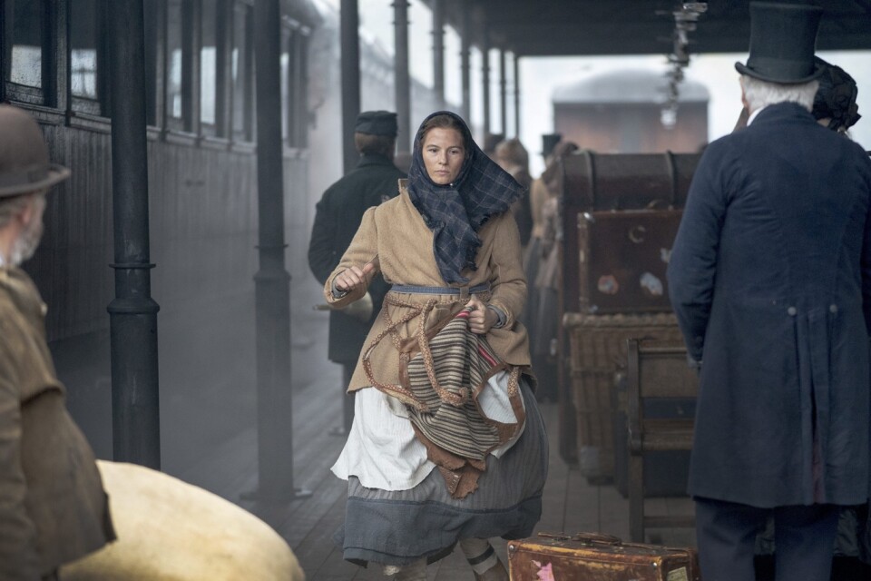 Kristina (Lisa Carlehed) rusar genom en järnvägsstation i New York för att hitta sin försvunna dotter. Scenen spelas in vid Anten-Gräfsnäs museijärnväg utanför Alingsås.