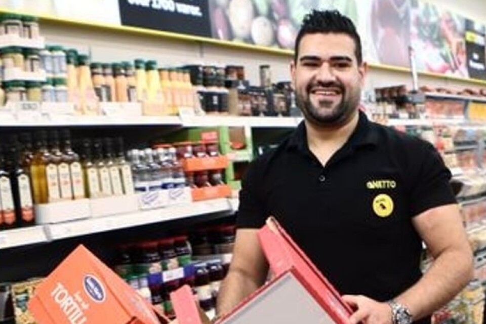 Wassim Toubaji från Syrien har skapat sig en ny framtid i Sverige och jobbar mer än 100 procent i Nettobutikerna i regionen.