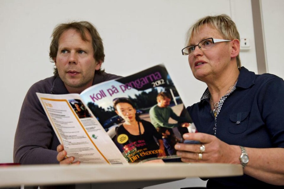 Michael Edlund är förste socialsekreterare och Monica Källström, budget- och skuldrådgivare. Foto: Roger Carlsson