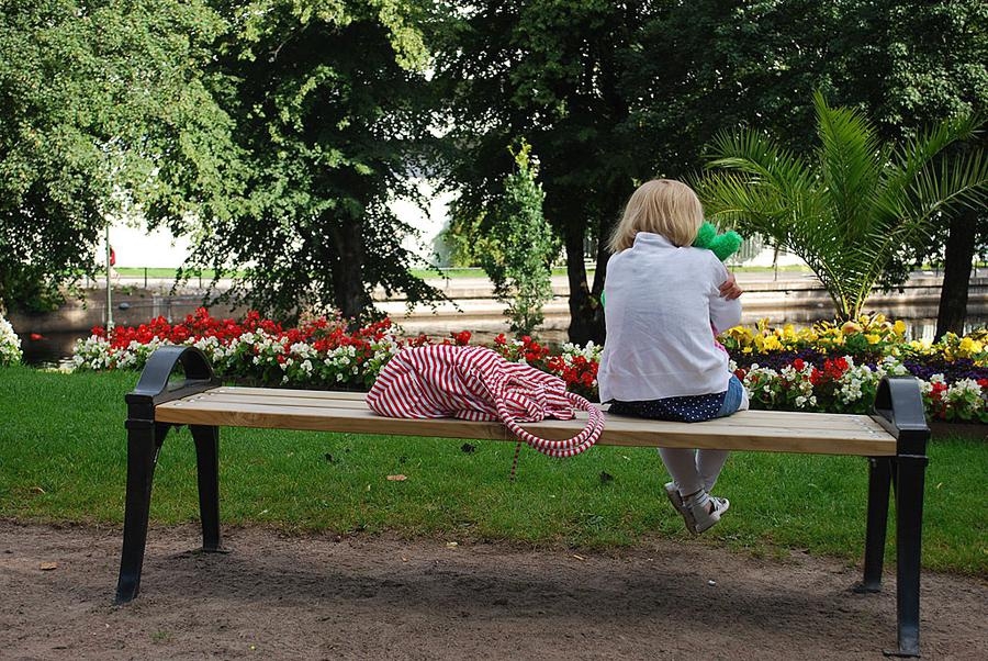 Blyga Embla ville inte vara med på bild i Stadsparken. Här tröstar hon sig med en Lisebergskanin. Foto Monika Bornefalk