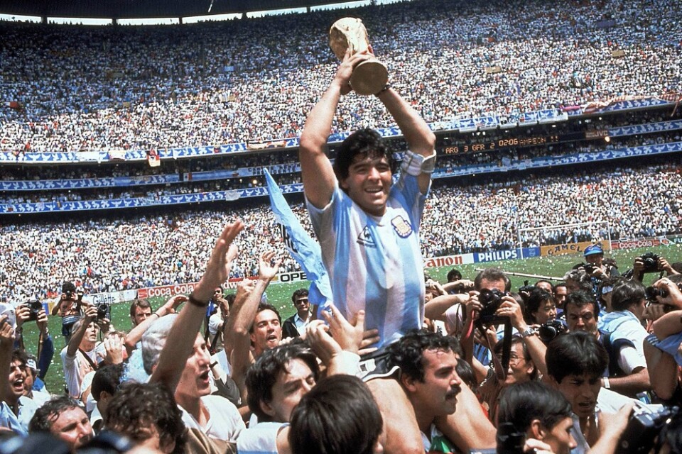 Diego Maradona med VM-bucklan efter finalsegern mot Västtyskland 1986. Arkivbild.