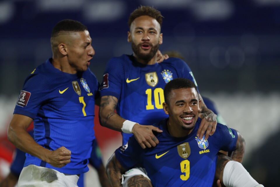 Brasiliens Neymar firar sitt mål mot Paraguay med lagkamraterna Richarlison och Gabriel Jesus.