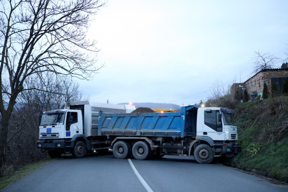 Två lastbilar stoppar all trafik på en väg i Kosovo under lördagen.