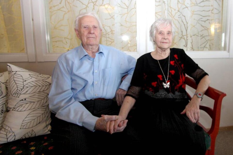 Gustav och Siri Ejdemyr har varit gifta sedan 1943. Nu delar de rum på Bollegården.