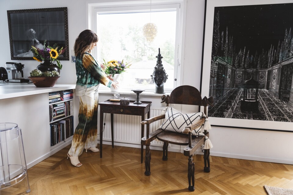 Hemma hos Malin Sveholm är blandningen grejen. Här har en afrikansk stol parats ihop med ett svenskt 1800-talsbord.