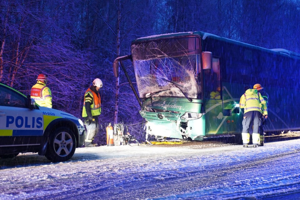 En buss och en personbil kolliderade vid 06-tiden strax öster om Hovmantorp på väg 25.