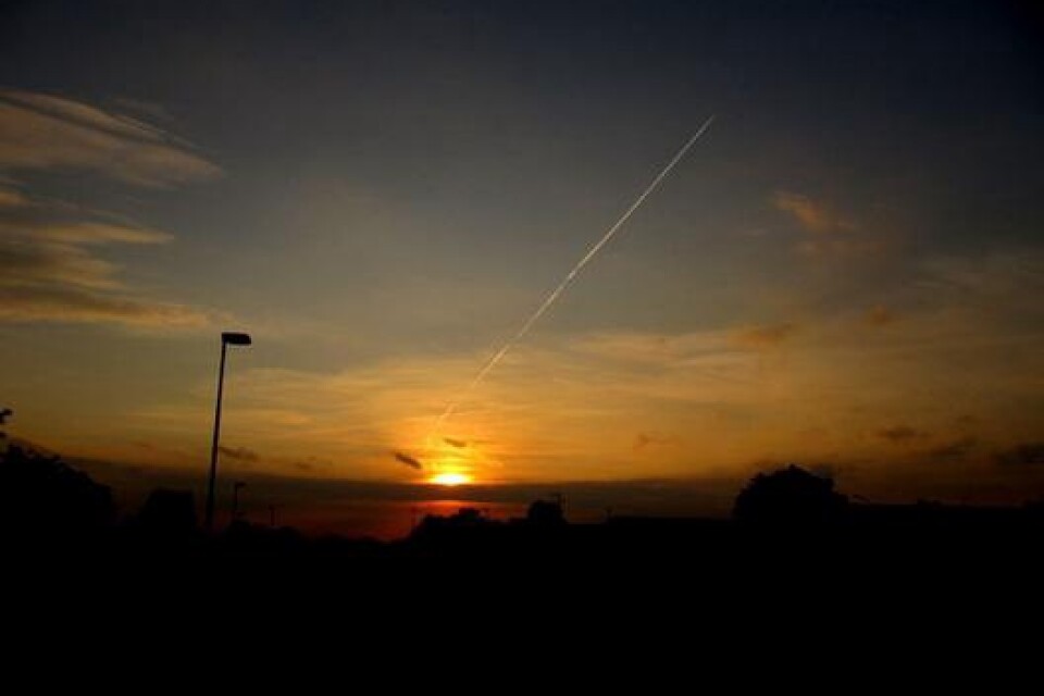 Solnedgång med flygplan i sikte