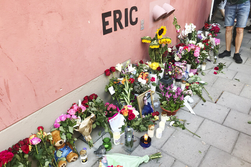 Blommor, ljus och hyllningar vid den plats där Eric Torell blev dödad av polisen. Arkivbild.