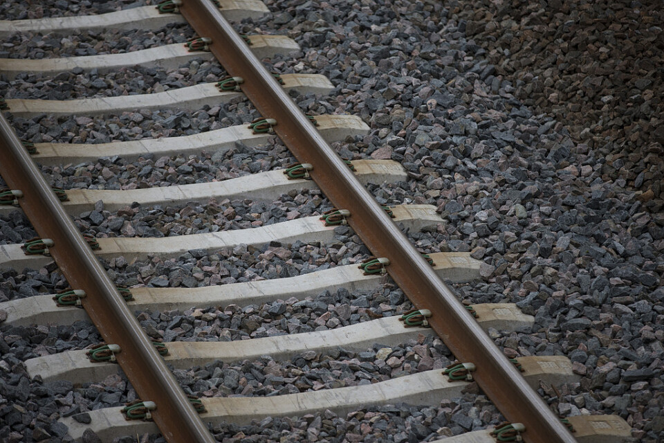Ett hål i ett staket kan ha gjort det möjligt för en pojke att komma ut på järnvägen i Kristianstad. Arkivbild.
