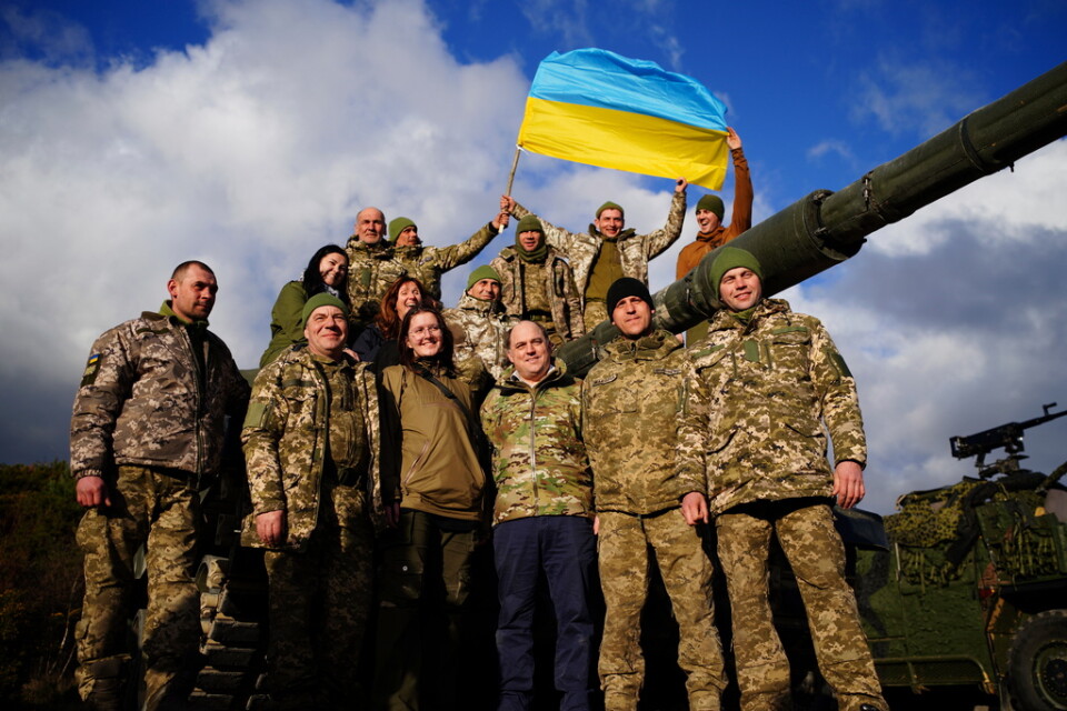 Ukrainska soldater utbildas i stridsvagnarna Challenger 2 på militärbasen Bovington i Storbritannien. Här poserar de tillsammans med Storbritanniens försvarsminister Ben Wallace (fyra från vänster i främre raden). Bild från slutet av februari.