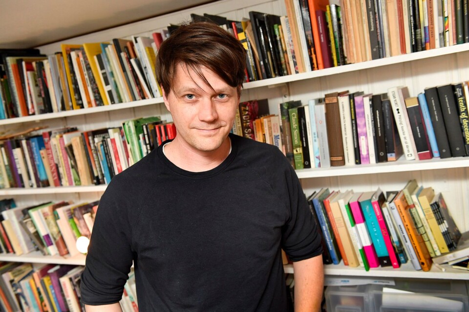 Författaren och programledaren Daniel Sjölin tvingas ställa in sin medverkan på Bokfestivalen.