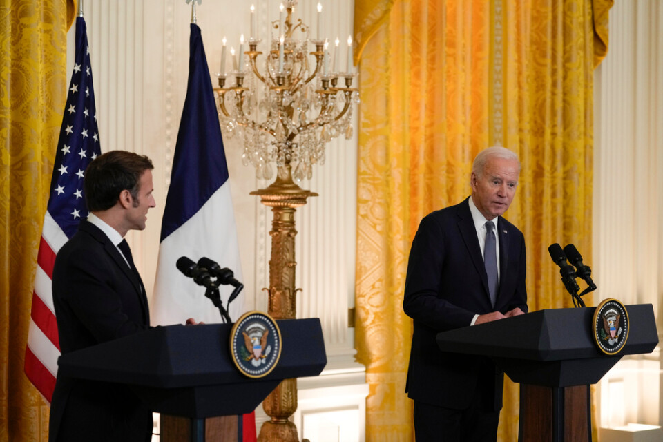 Frankrikes president Emmanuel Macron och USA:s president Joe Biden i Vita huset.