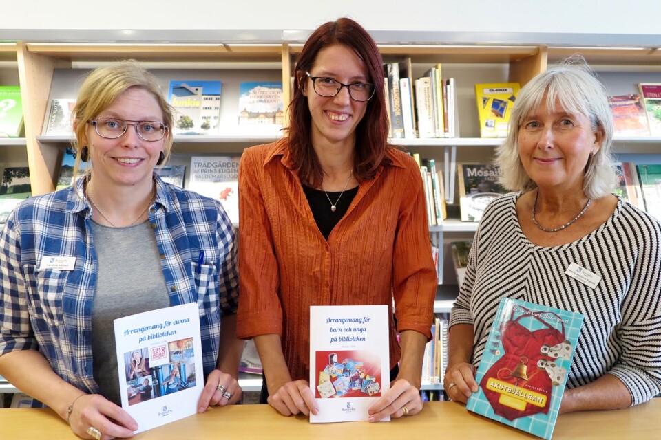 Bibliotekarierna Caroline Kårhed, Veronica Nord och Karin Asplund Rignell presenterar ett brett utbud för både unga och vuxna på kommunens bibliotek under hösten.