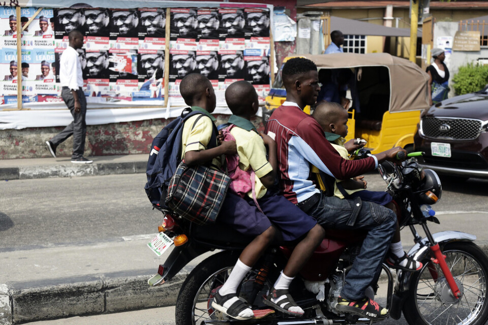 En motorcykeltaxi i Lagos, något som i framtiden kan bli en sällsynt syn. Arkivbild.