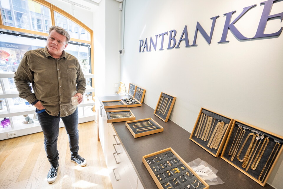Jörgen Andersson, butikschef Pantbanken Sverige i Malmö, vid en rad med föremål som skall säljas efter att de pantsatts på Pantbanken Sveriges kontor vid Triangeln i Malmö.