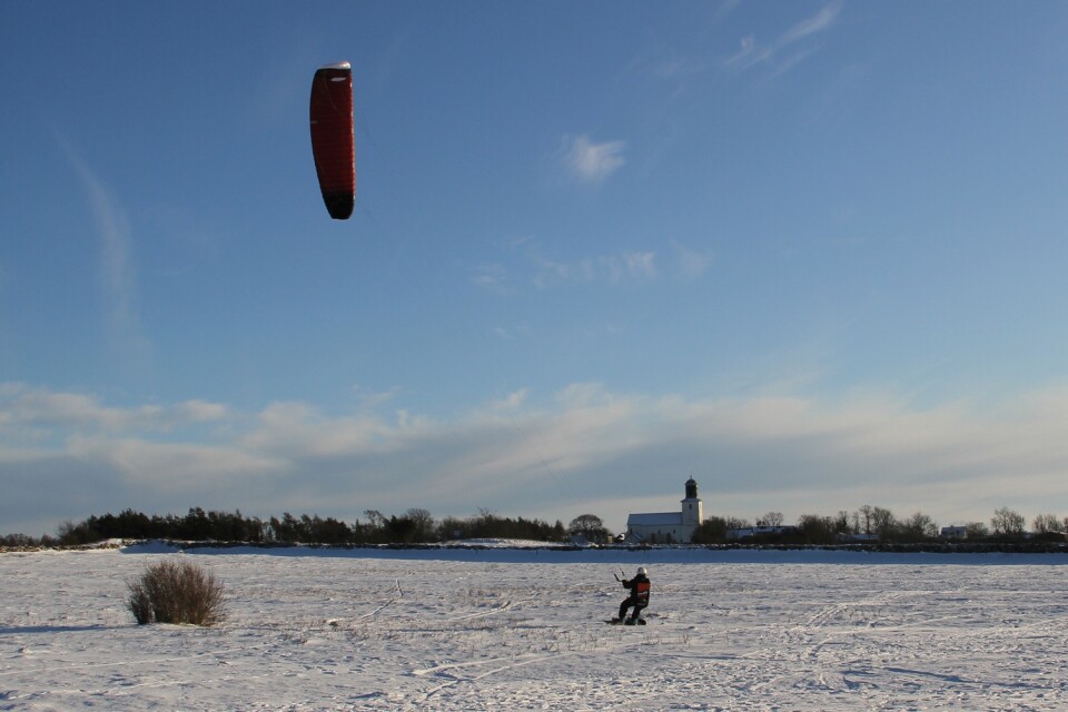 Ett antal kite-skärmar syntes mot den klarblå himlen, snökite istället för kitesurfning, och åkarna fick bra fart i vinden över alvarmarken.