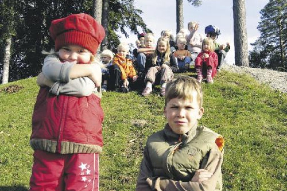 Foto:Sanna Nilsson besvikna. Thea, tre år och Casper Krogh, nio år, för gruppens talan. Budskapet är glasklart: "Rädda vår lekplats! Nu."