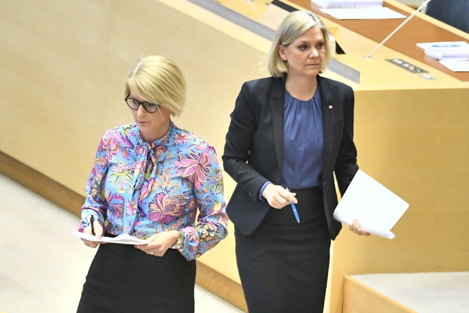 Finansminister Magdalena Andersson (S) och moderaternas ekonomiske talesperson Elisabeth Svantesson (M) under budgetdebatt i riksdagen.