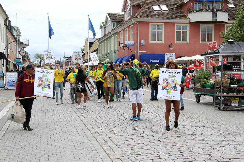 Vid lunchtid på torsdagen kunde folket i Borgholms se och höra detta karnevalståg som passerade längs Storgatan med dans och musik.