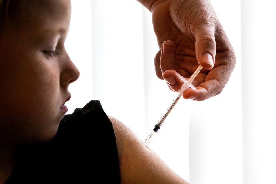 Ett barn vaccineras. I dag växer kritiken mot vaccin allt mer.