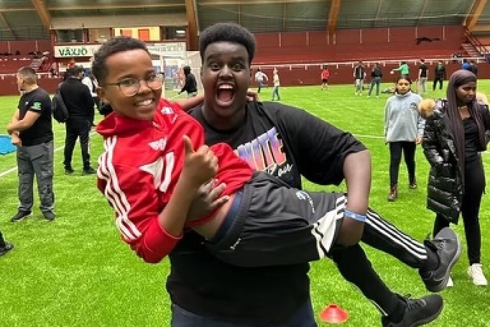 Nattfotbollen i Tipshallen har blivit något av en institution i Växjö som bjuder på rörelseglädje och god sammanhållning. Här är Abdiaziz Mohammed i röd tröja som bärs upp av Abokar Omar.