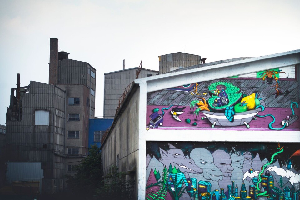 På Ifö Center sker flera möten, mellan det gamla och nya, mellan det lokala och det globala. Här ses en av väggmålningarna som vuxit fram under senare år, av Kim DeMåne.