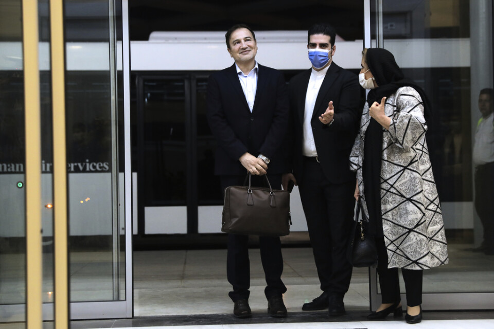 Majid Taheri, till vänster, välkomnas till Iran på flygplatsen i Teheran.