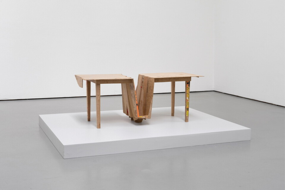 Kanske kan man tänka sig duken som faller ner på det utdragna bordet? "Fallstudie/Vagga" av Berit Lindfeldt kommer att visas på Moderna museet.
