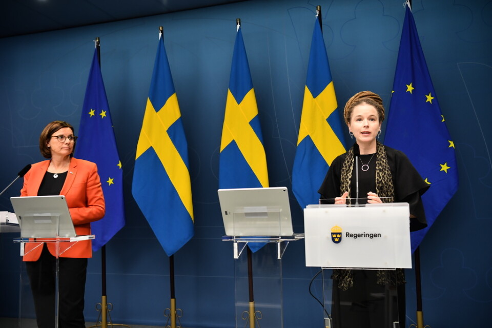 Vice statsminister Isabella Lövin (MP) samt kultur- och demokratiminister Amanda Lind (MP) meddelar att regeringen och C och L vill satsa 100 miljoner kronor för att stötta civilsamhället.