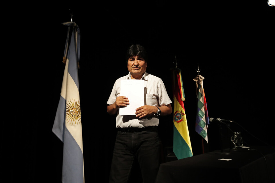 Bolivias förre president Evo Morales fick politisk asyl i Mexiko när han lämnade makten. Många med anknytning till Morales har sökt skydd på Mexikos ambassad i Bolivias huvudstad La Paz. Mexiko hotar nu att dra Bolivia inför Internationella domstolen då boliviansk polis anses hårdbevaka ambassaden.