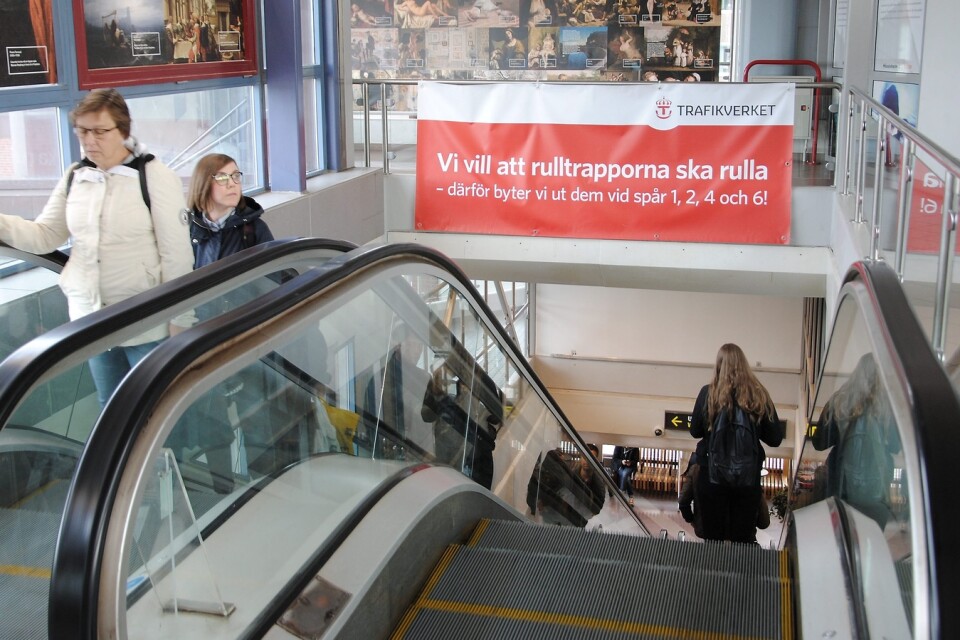 ”Vi vill att rulltrapporna ska rulla” går att läsa på Trafikverkets stora anslag som satts upp på stationen. Det är sannolikt många Hässleholmare som håller med.	FOTO: Adrian Ericson