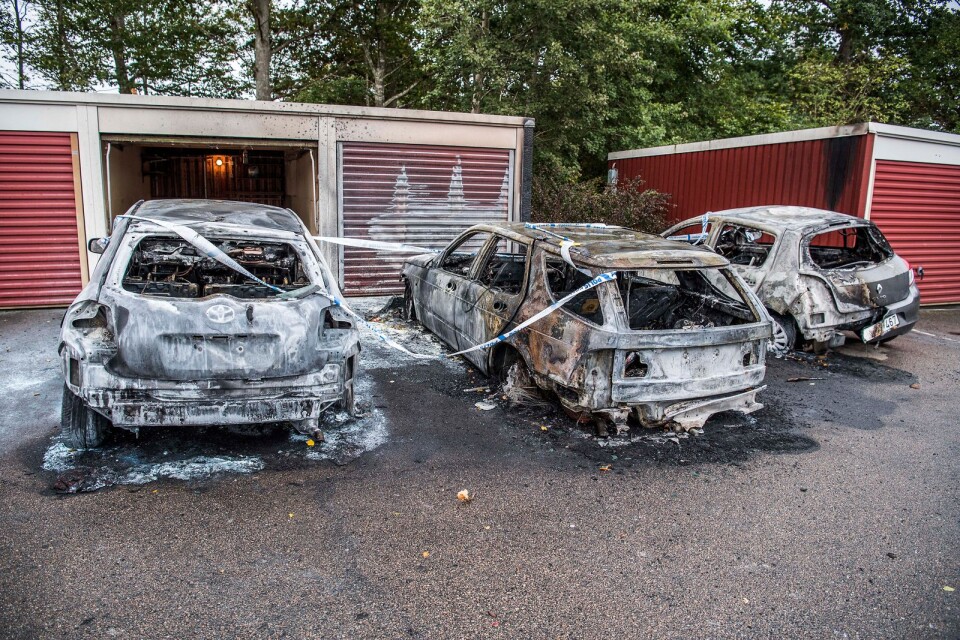 Tre bilar totalförstördes på samfällighetsparkeringen på Fänkålsgatan.