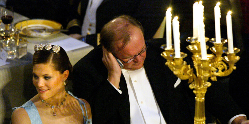 Skandal 2003: Statsminister Göran Persson pratar i sin mobiltelefon under Nobelbanketten. "Jag var tvungen", löd hans förklaring. Arkivbild.