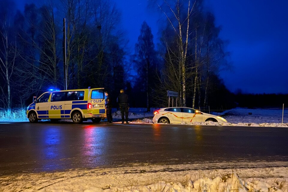 Det var halt på vägarna på måndagsmorgonen med flera avåkningar. Här har en bil gått av vägen vid Bergunda i Växjö.