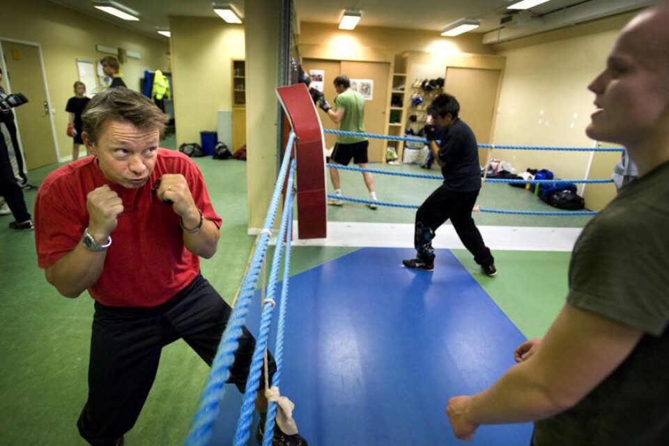 Pierre Rundqvist, en av tre tränare i BK Värend, visar sitt fighting face för Ivar Lifh i träningslokalen.