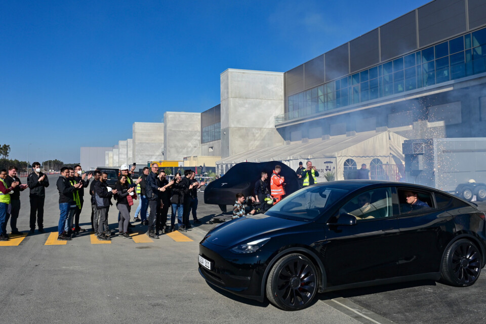 Snart utan någon vid ratten? En nybyggd Tesla rullar ut från företagets tyska fabrik vid invigningen i våras.