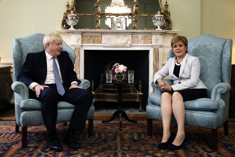 Ställningskriget mellan Skottland och regeringen i London liknar brexitfrågan, men med nya roller. Arkivbild: Boris Johnson besöker Nicola Sturgeon i Edinburgh, 2019.