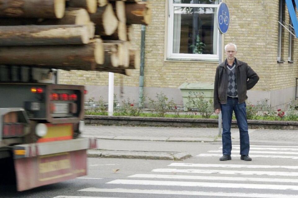 Sven Mohlin, gatu- och trafikingenjör, är övertygad om att en sänkt hastighetsgräns kan förbättra trafiksituationen i östra Älmhult. Foto: Marek Stefaniak