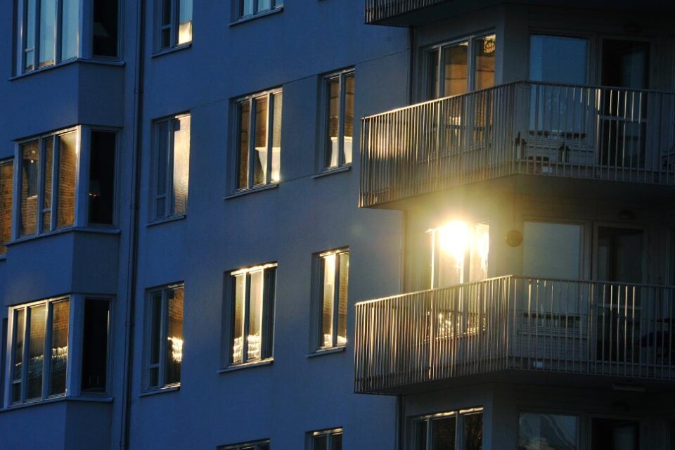 Räddningstjänst och polis larmades på fredagen till ett bostadshus i Västerås av grannar som känt röklukt från en lägenhet. Väl på plats kunde de konstatera att det brann i en hög med servetter. Elden kunde snabbt släckas och ingen kom till skada. Det
