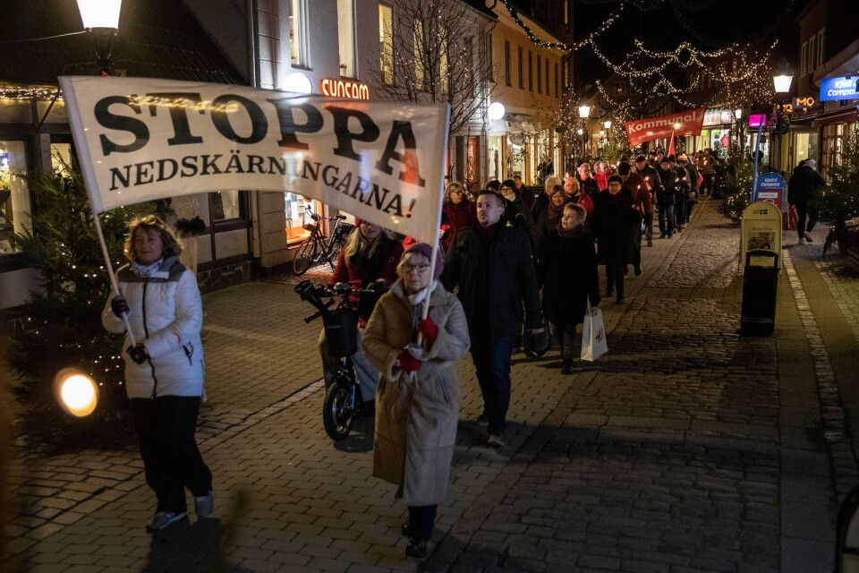 Socialdemokraterna i sydöstra Skåne arrangerade på tisdagskvällen ett fackeltåg mot nerskärningar inom vården.