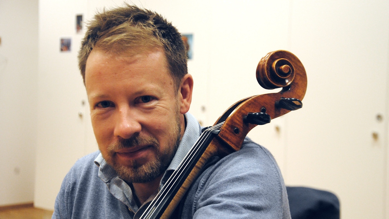 Många stråkmusiker vill spela på riktigt gamla instrument – Samuli Örnströmer har valt att spela på en nytillverkad cello.
Foto: Håkan Jacobsson