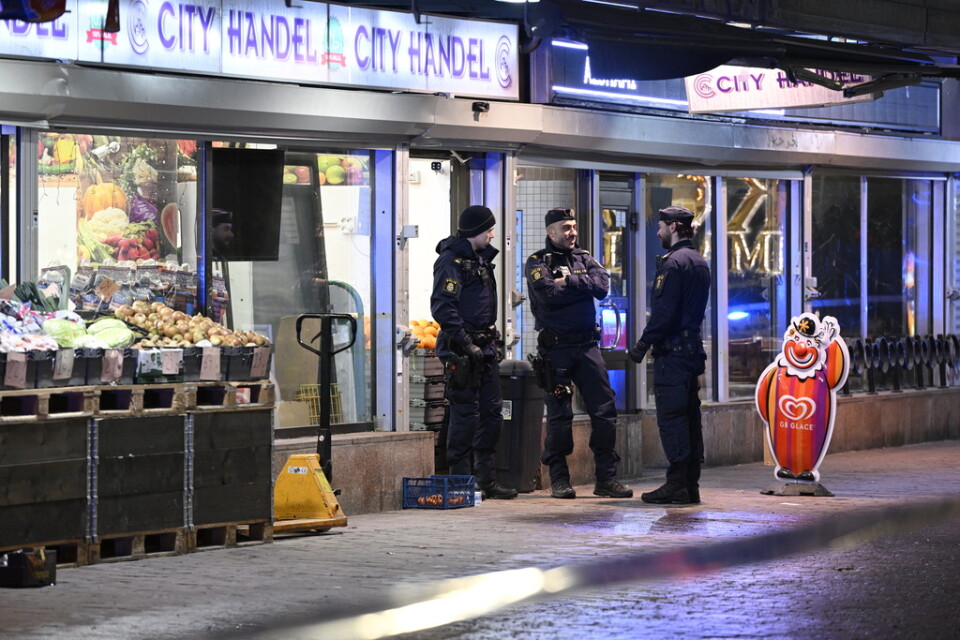 Poliser på plats i Skärholmen i södra Stockholm i onsdags då en man sköts till döds och en annan skadades.
