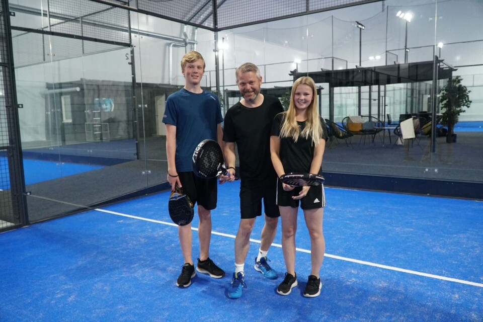 Martin Berggren är vd på Padelroom Bollebygd, här tillsammans med sina barn Alfred och Klara Berggren. Hela familjen är ett stort fan av racketsporten padel.