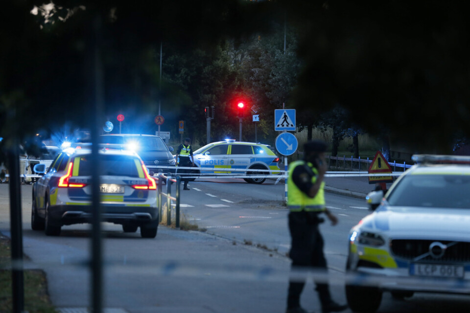 Polisens avspärrningar vid Berga centrum i Linköping den 5 augusti, efter att två tonårspojkar skottskadats allvarligt. Den ene avlider av sina skador.