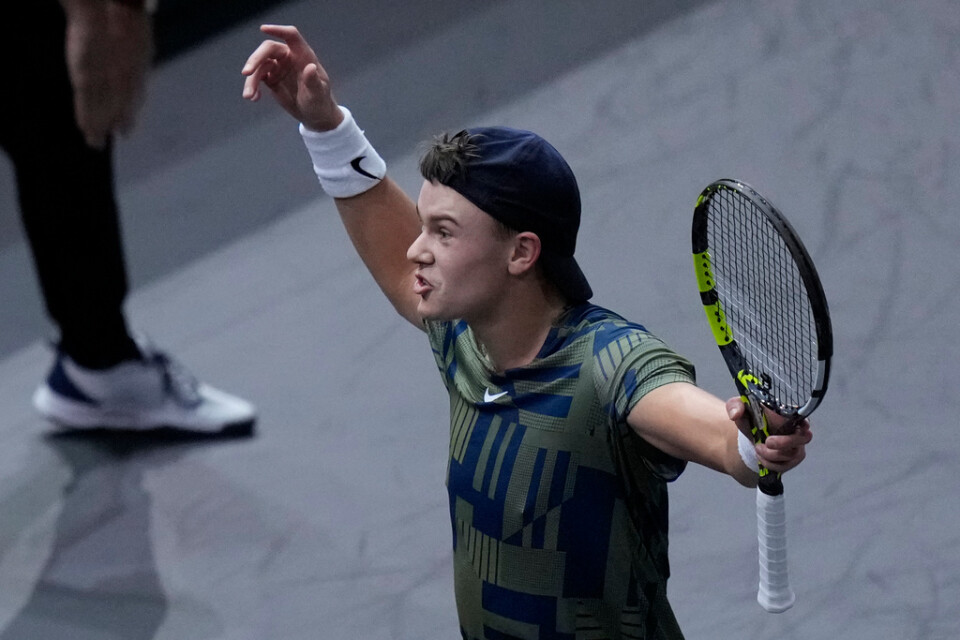 Holger Rune firar segern mot Novak Djokovic i Paris Masters.